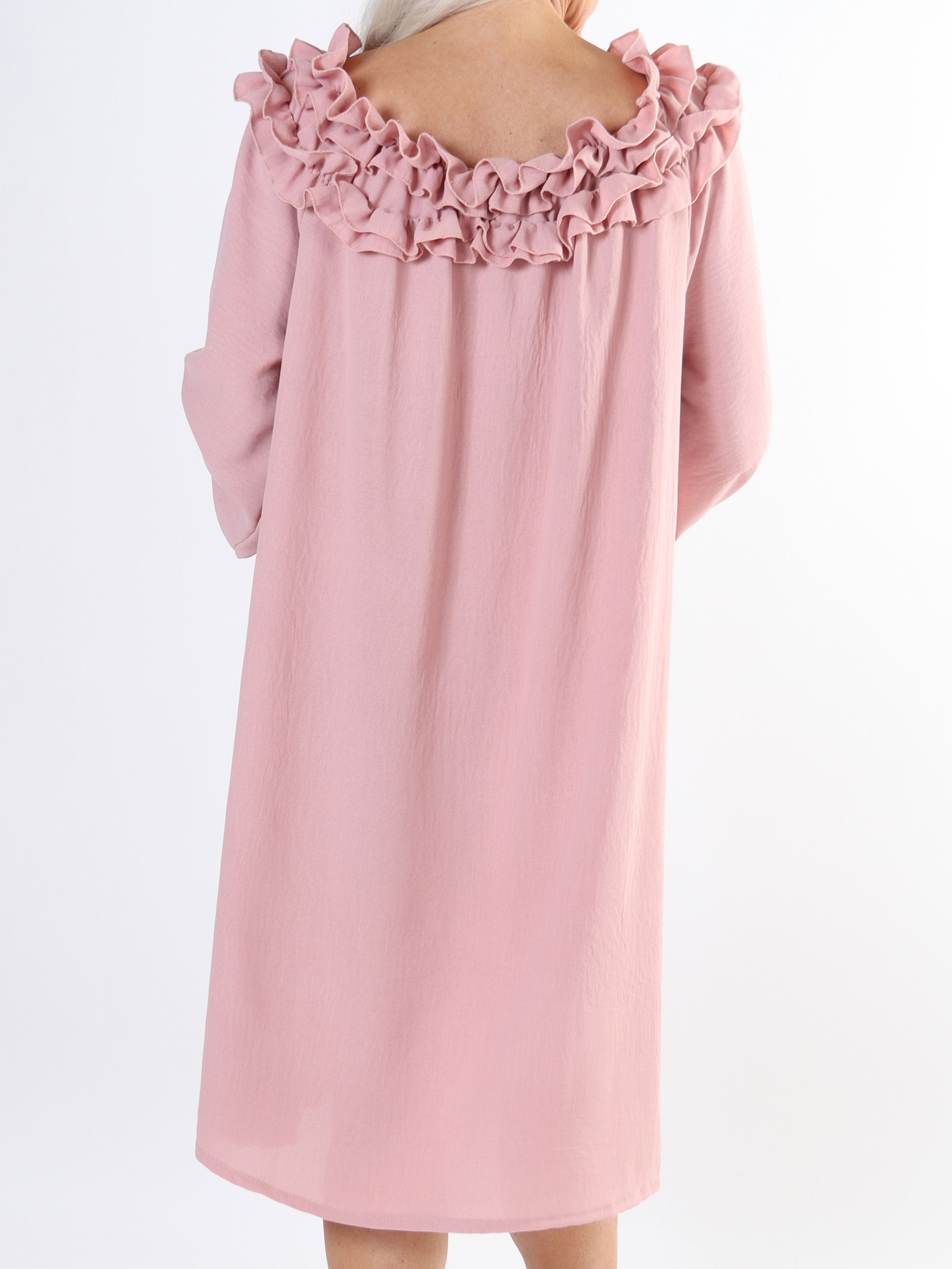 Chili Dress - Plus size klänning med långa ärmar och volanger